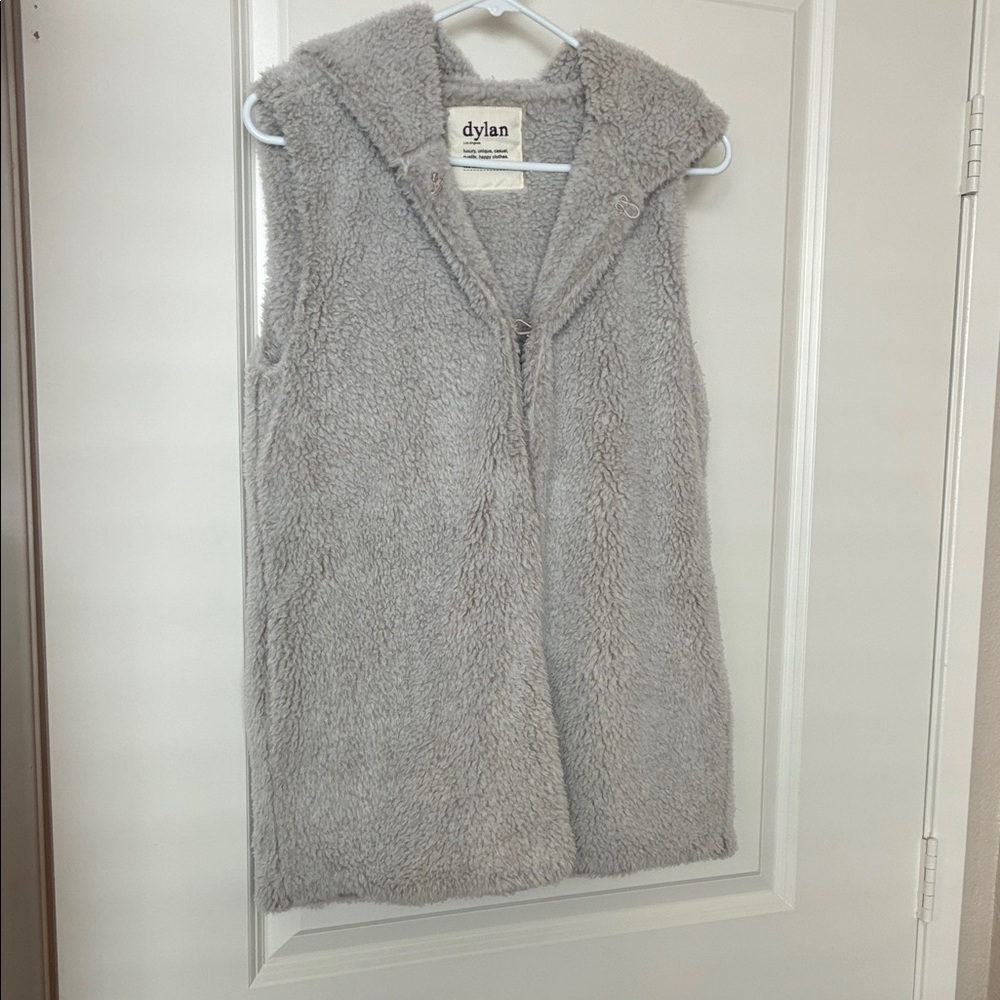 Dylan Soft Gray Faux Sherpa Sleeveless Vest soft size S